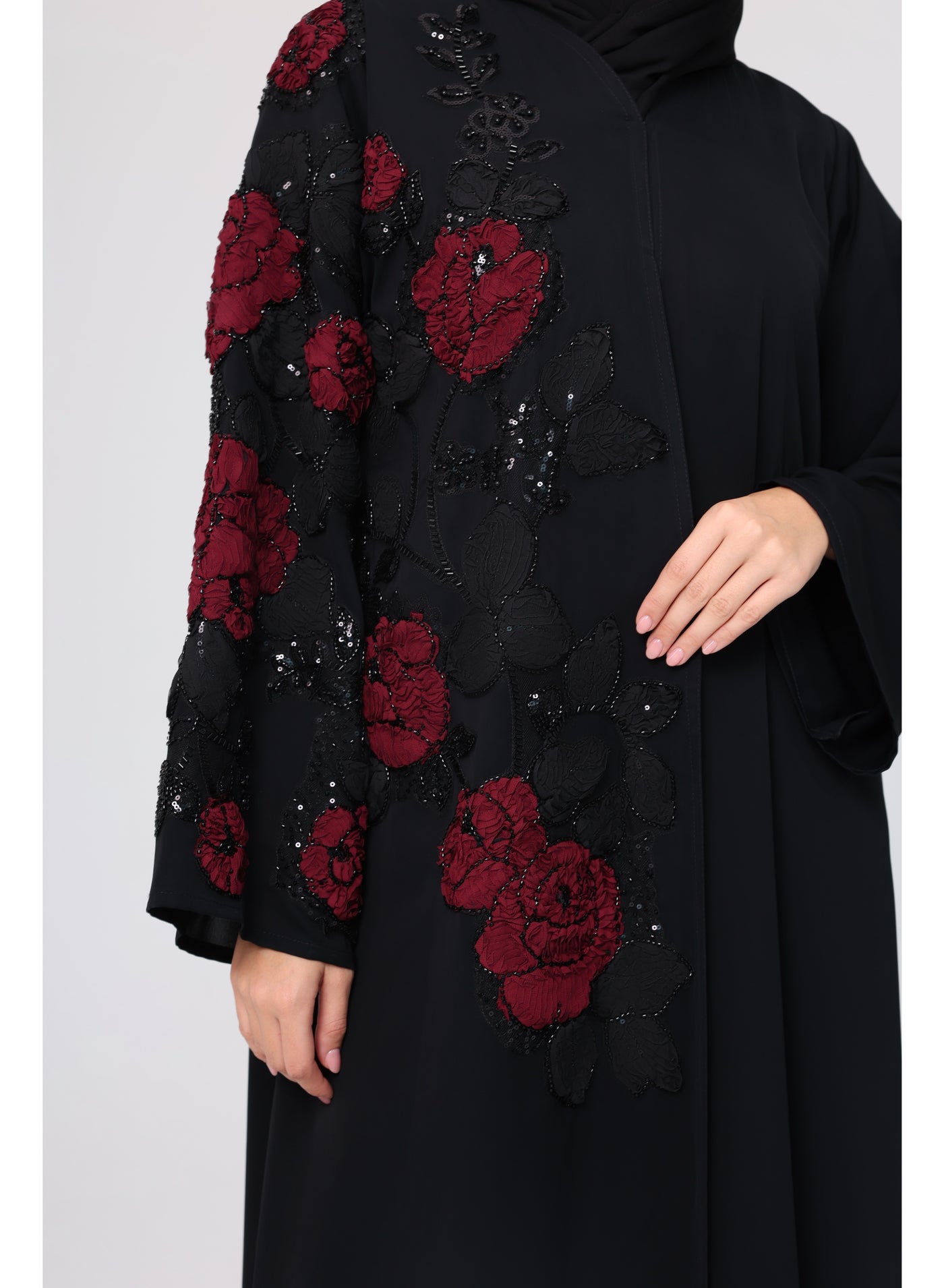 عباية مطرزة بالورود الحمراء والخرز أسود